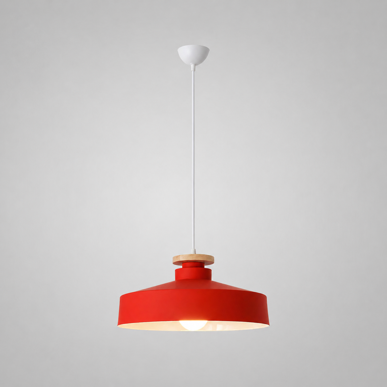 Lampa Wisząca Skandynawska z Drewnianym Detalem i Płaskim Kloszem