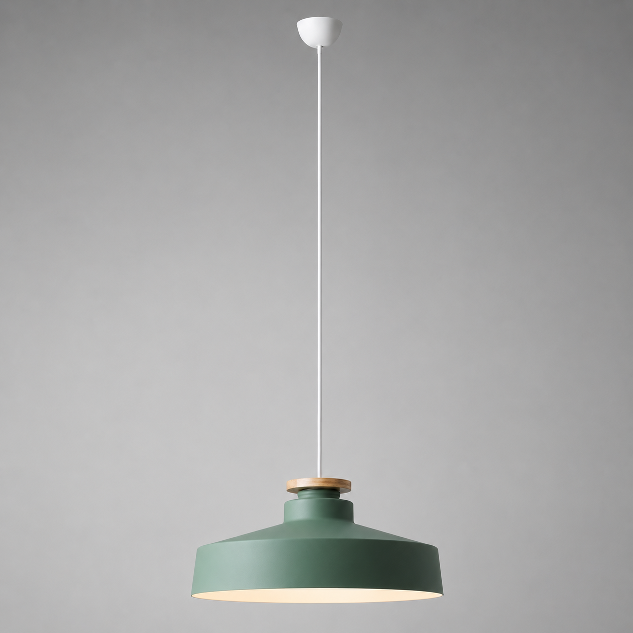 Lampa Wisząca Skandynawska z Drewnianym Detalem i Płaskim Kloszem
