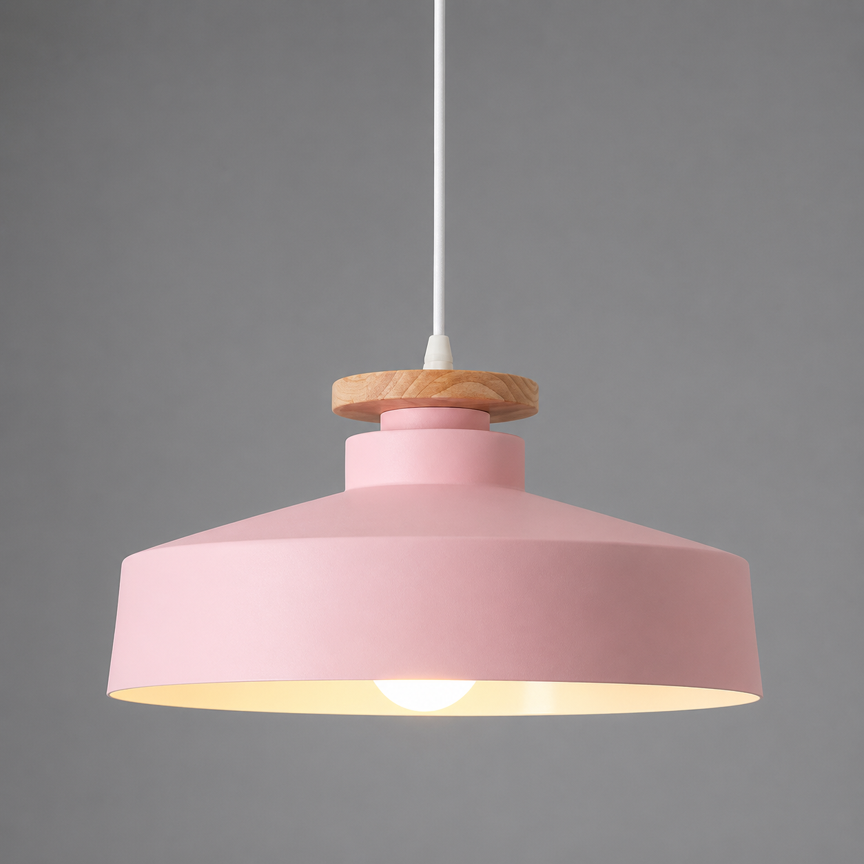Lampa Wisząca Skandynawska z Drewnianym Detalem i Płaskim Kloszem