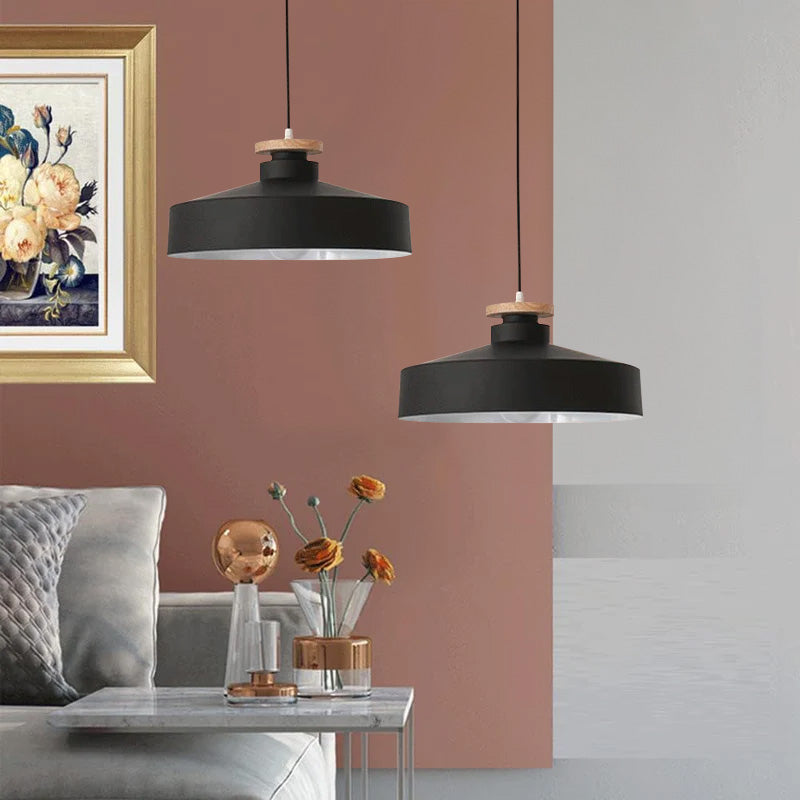 Lampa Wisząca Skandynawska z Drewnianym Detalem i Płaskim Kloszem