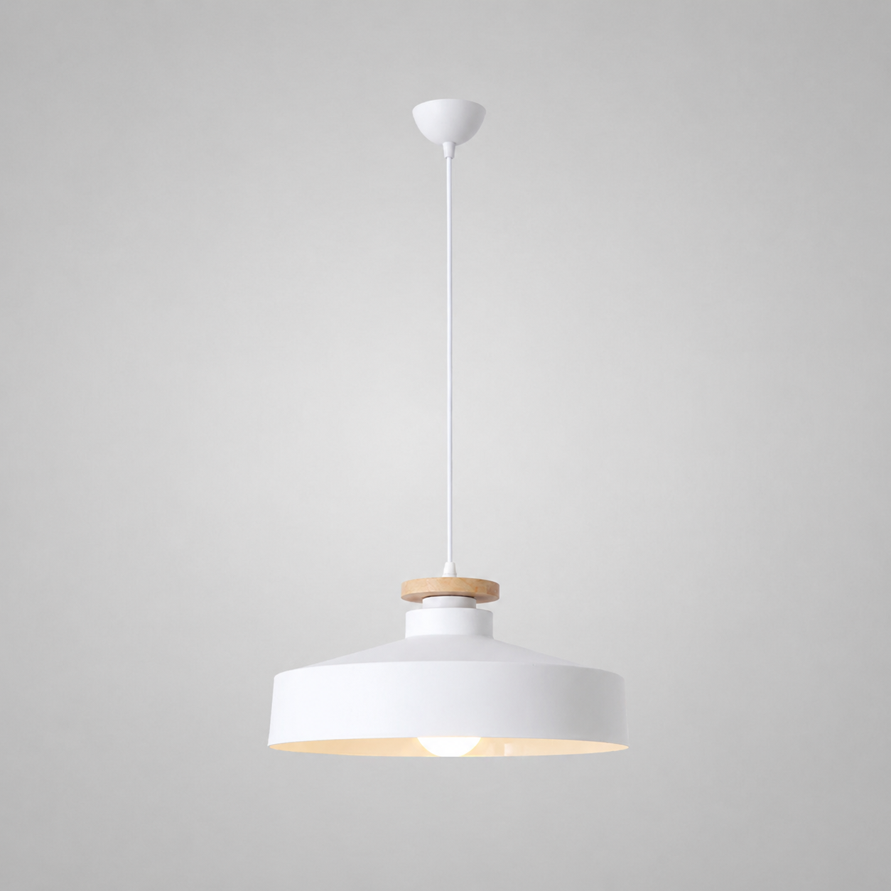 Lampa Wisząca Skandynawska z Drewnianym Detalem i Płaskim Kloszem