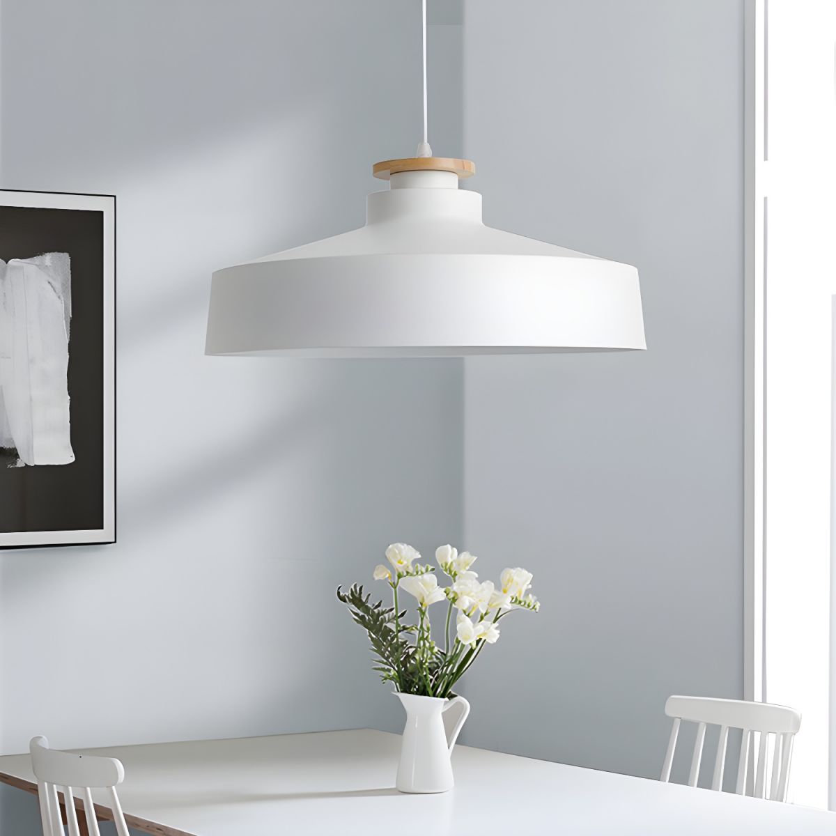 Lampa Wisząca Skandynawska z Drewnianym Detalem i Płaskim Kloszem