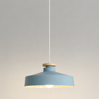 Lampa Wisząca Skandynawska z Drewnianym Detalem i Płaskim Kloszem