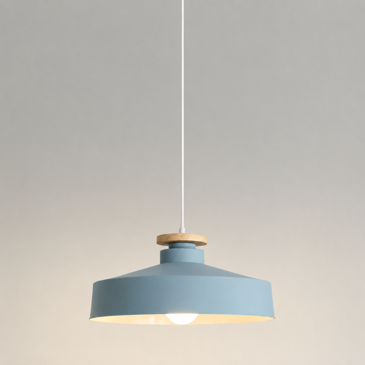 Lampa Wisząca Skandynawska z Drewnianym Detalem i Płaskim Kloszem