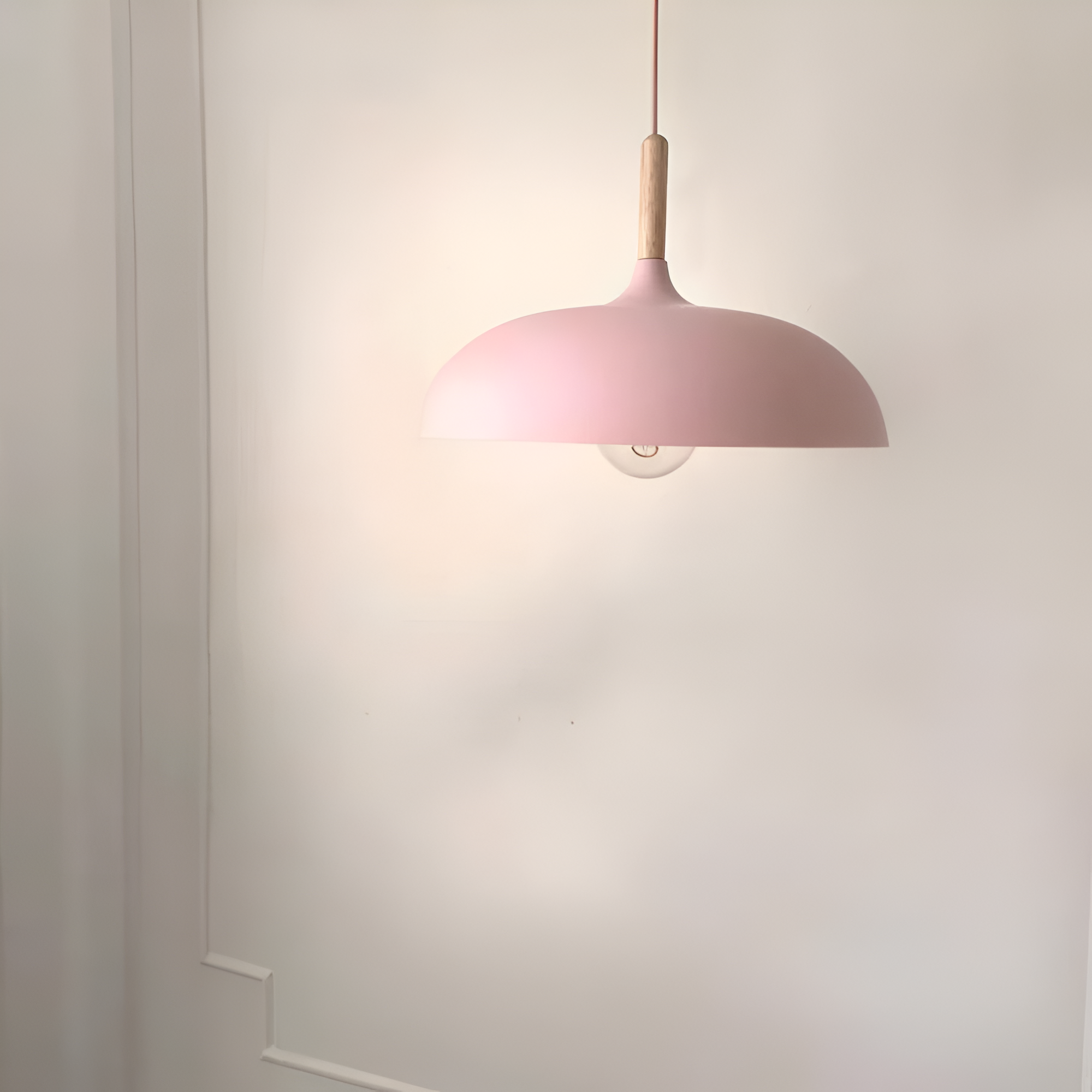 Lampa Wisząca Skandynawska z Okrągłym Kloszem i Drewnianym Akcentem