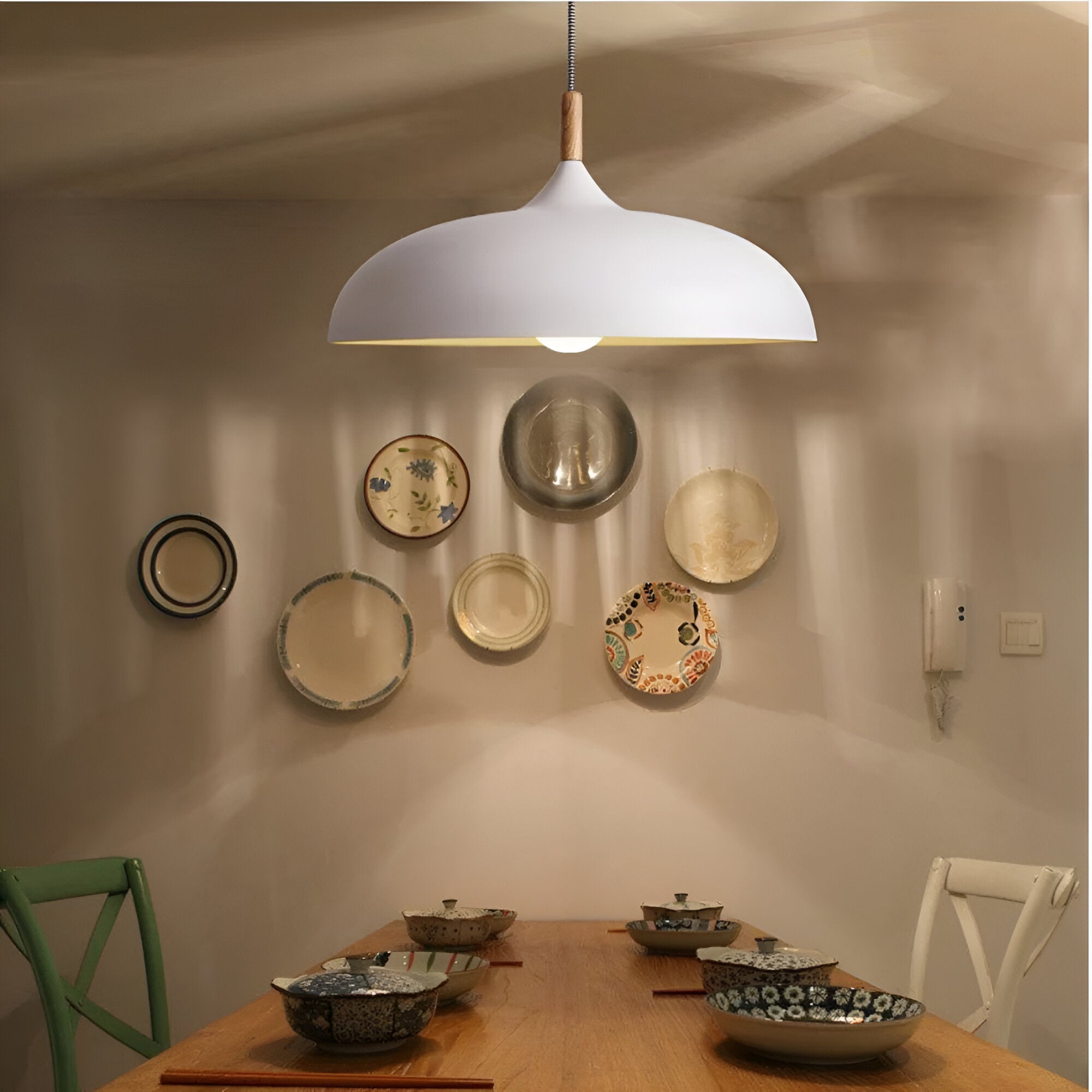 Lampa Wisząca Skandynawska z Okrągłym Kloszem i Drewnianym Akcentem