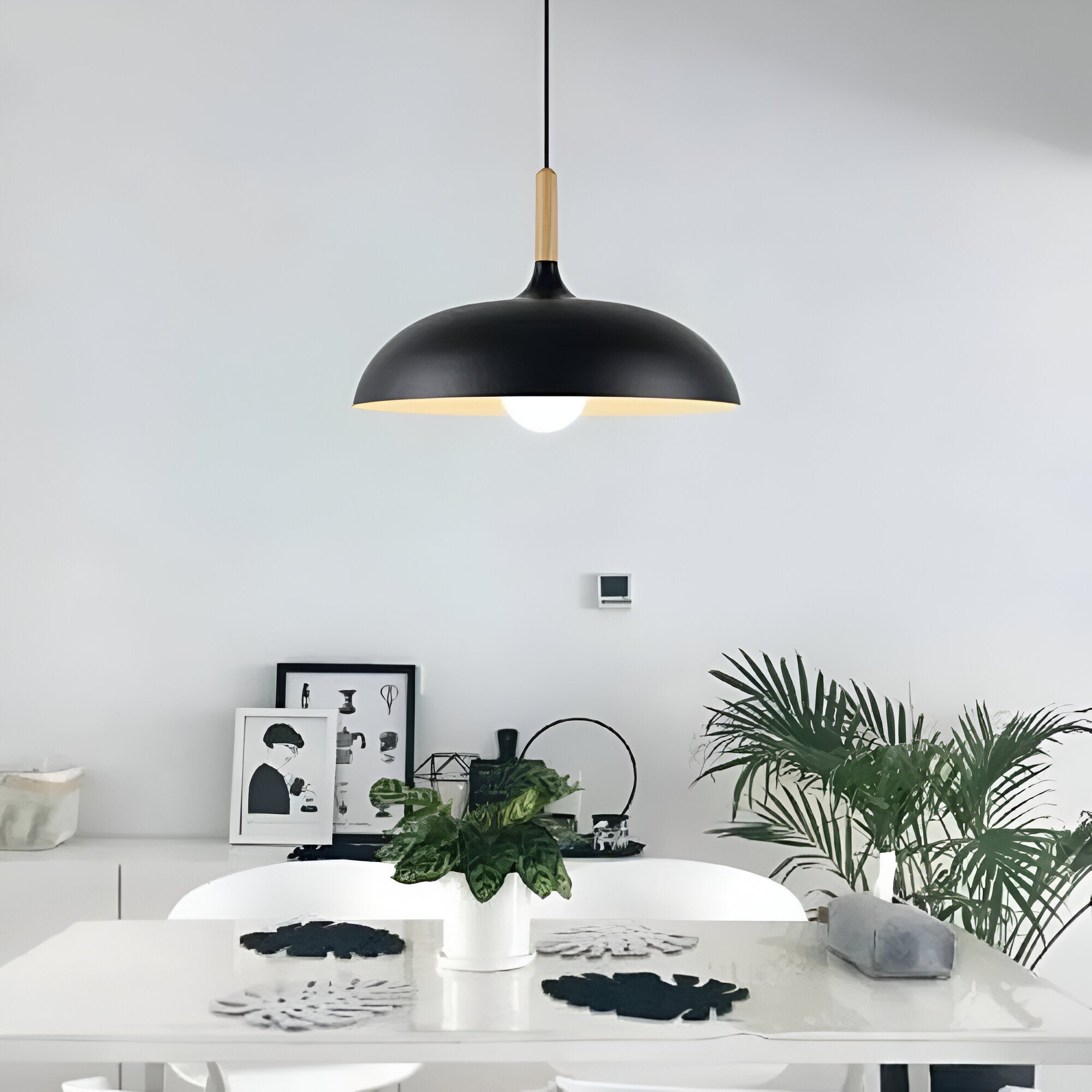 Lampa Wisząca Skandynawska z Okrągłym Kloszem i Drewnianym Akcentem