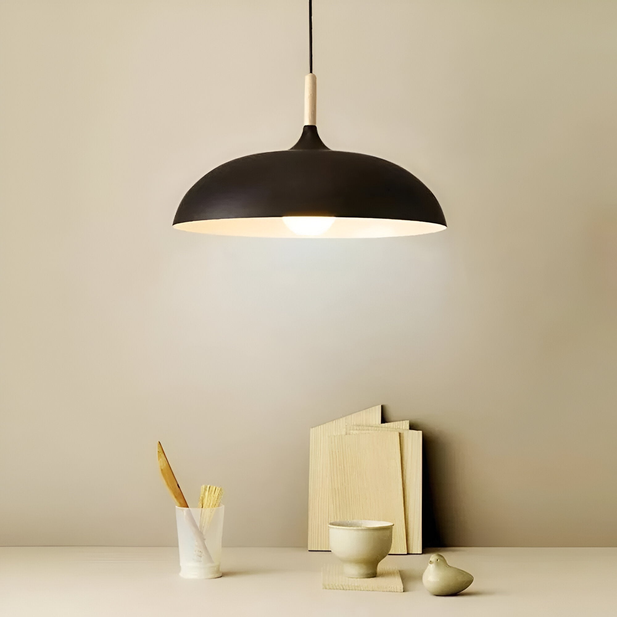 Lampa Wisząca Skandynawska z Okrągłym Kloszem i Drewnianym Akcentem