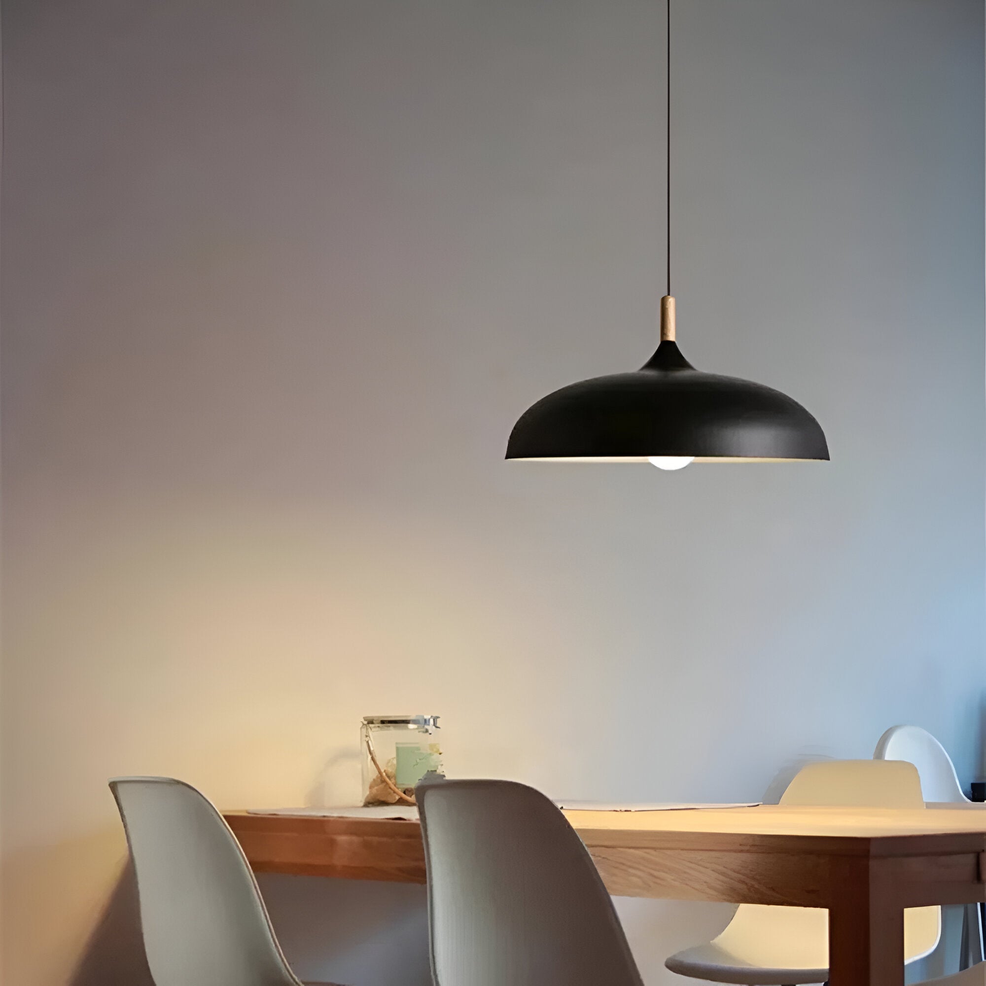 Lampa Wisząca Skandynawska z Okrągłym Kloszem i Drewnianym Akcentem