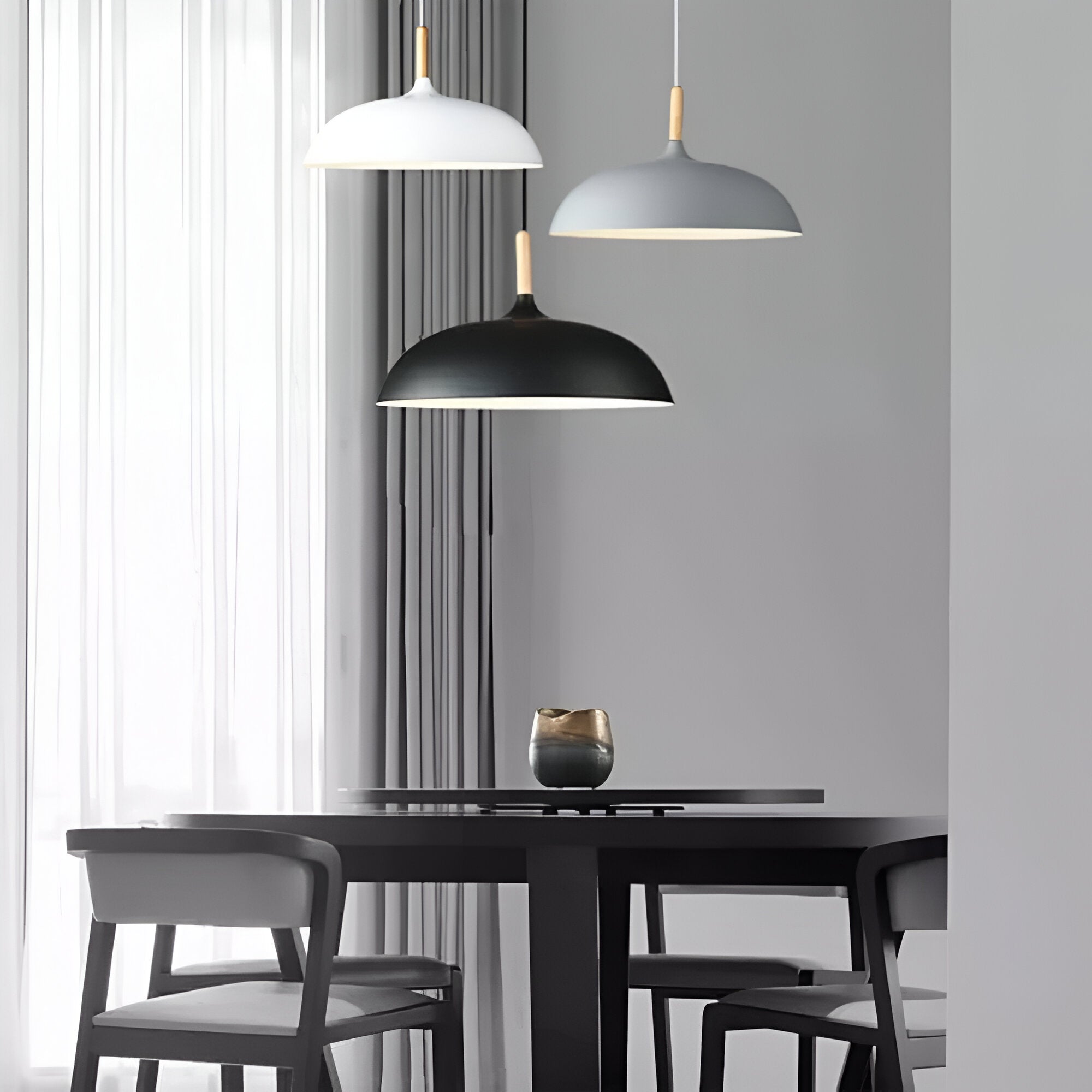 Lampa Wisząca Skandynawska z Okrągłym Kloszem i Drewnianym Akcentem