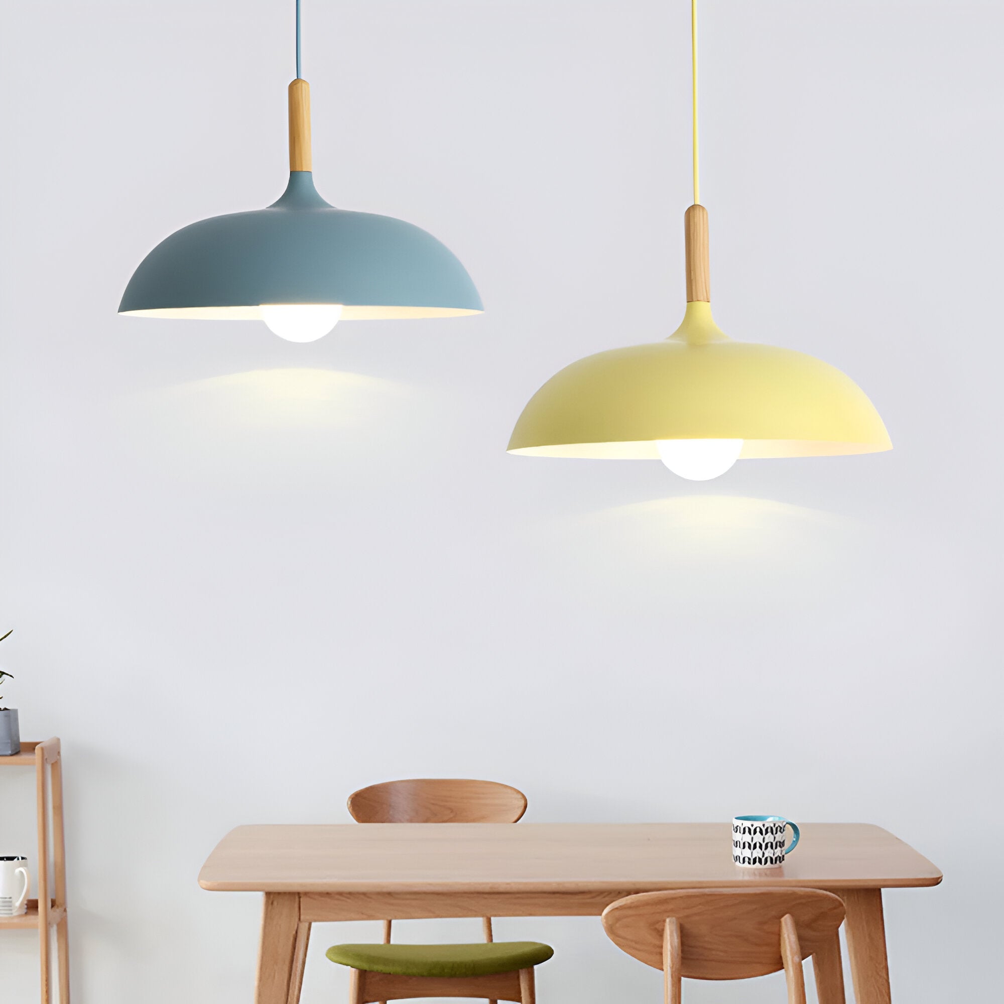 Lampa Wisząca Skandynawska z Okrągłym Kloszem i Drewnianym Akcentem