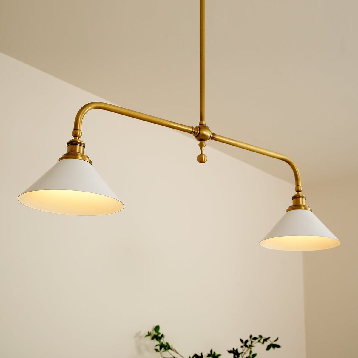 Lampa Wisząca Vintage z Dwiema Kloszami i Mosiężną Ramą