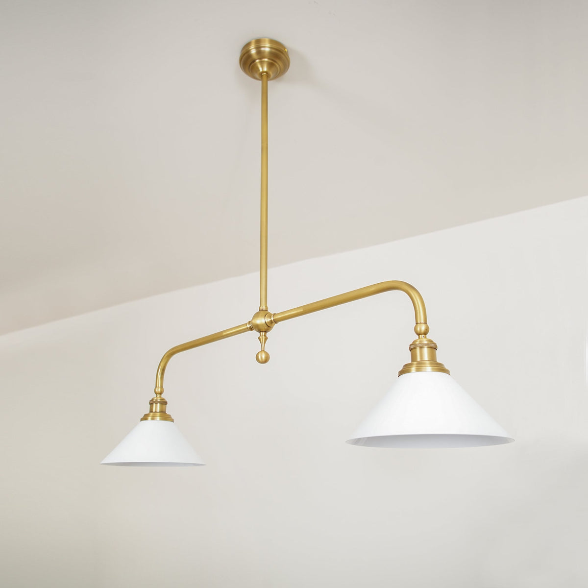 Lampa Wisząca Vintage z Dwiema Kloszami i Mosiężną Ramą