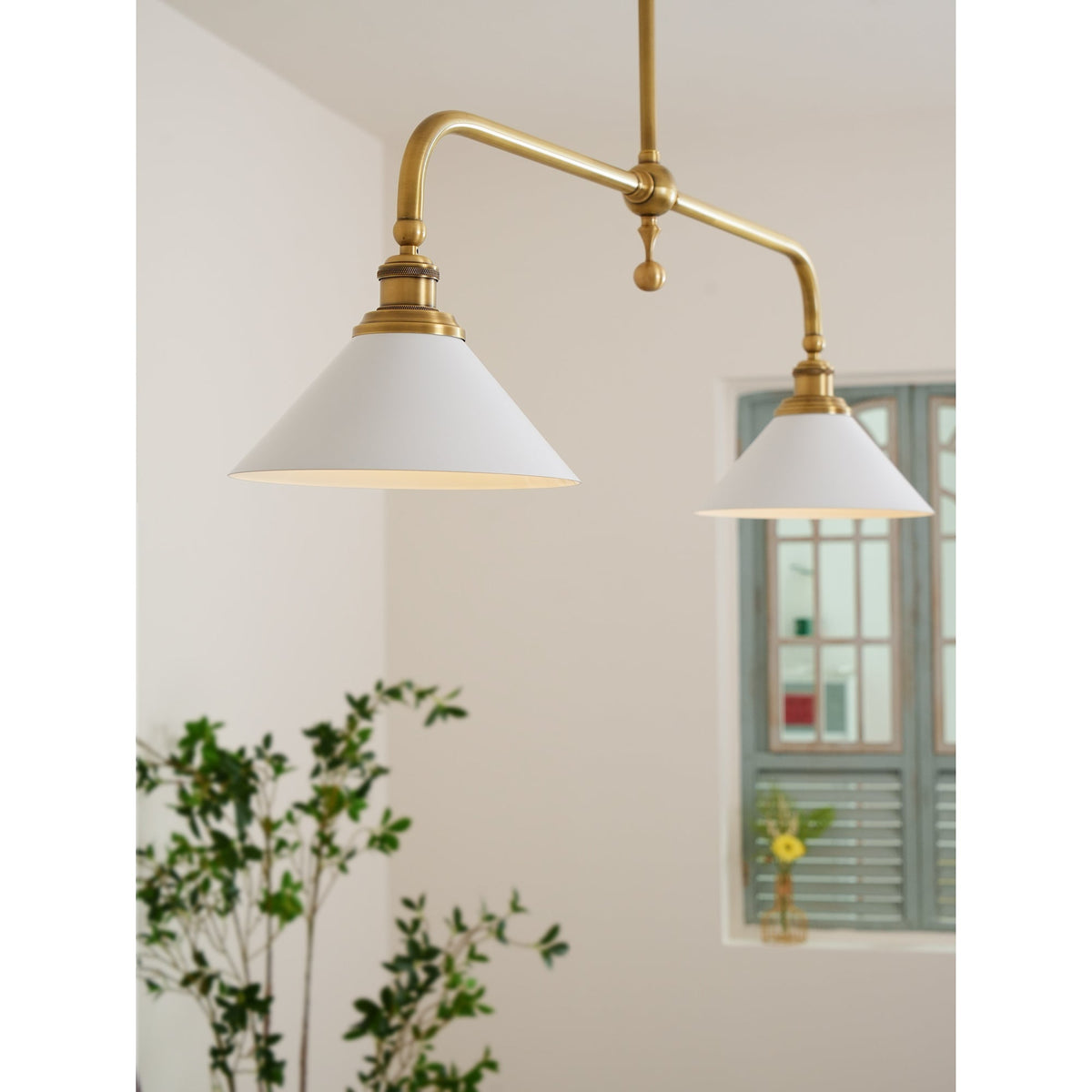 Lampa Wisząca Vintage z Dwiema Kloszami i Mosiężną Ramą