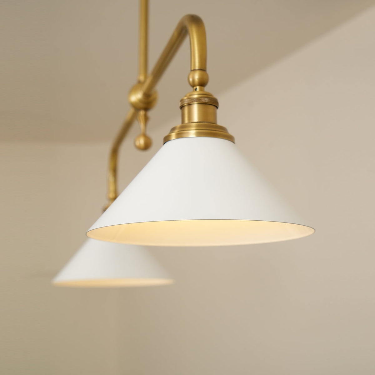 Lampa Wisząca Vintage z Dwiema Kloszami i Mosiężną Ramą