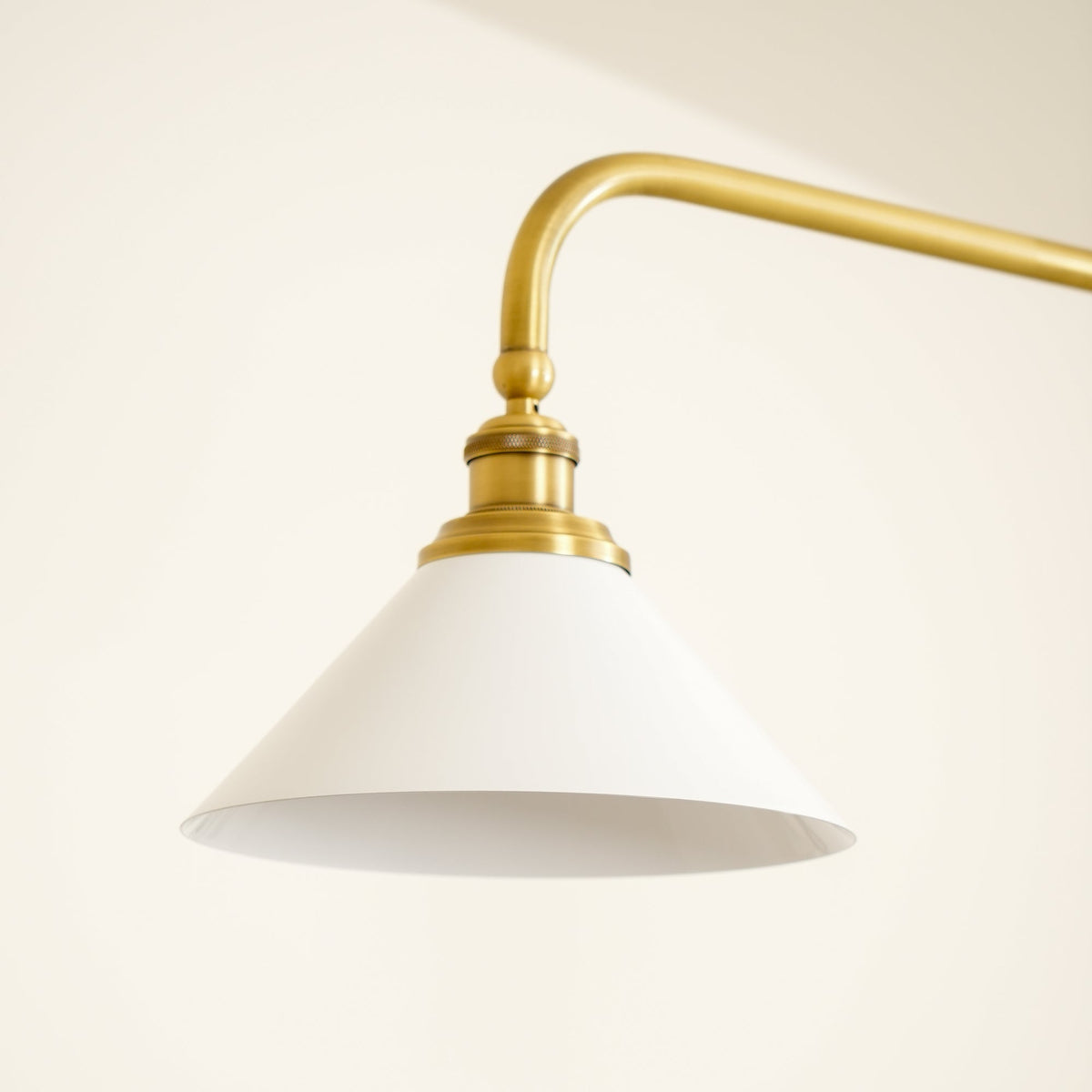 Lampa Wisząca Vintage z Dwiema Kloszami i Mosiężną Ramą