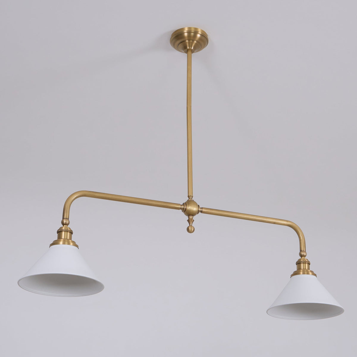 Lampa Wisząca Vintage z Dwiema Kloszami i Mosiężną Ramą