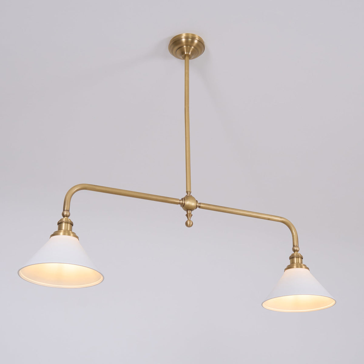 Lampa Wisząca Vintage z Dwiema Kloszami i Mosiężną Ramą