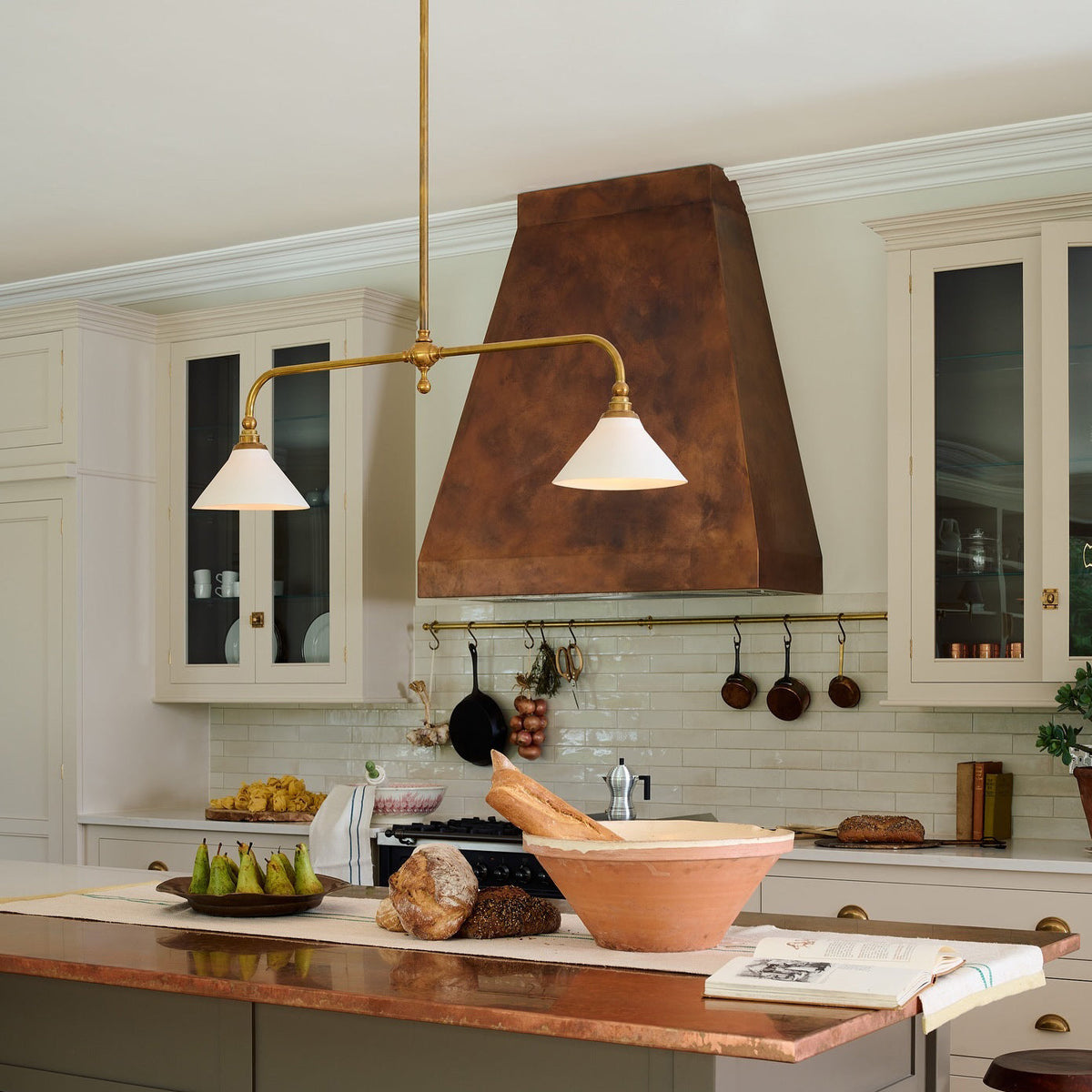 Lampa Wisząca Vintage z Dwiema Kloszami i Mosiężną Ramą