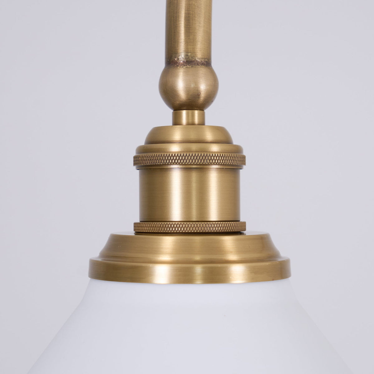 Lampa Wisząca Vintage z Dwiema Kloszami i Mosiężną Ramą