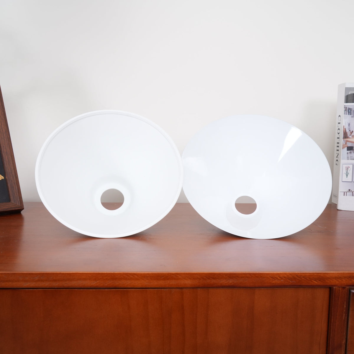 Lampa Wisząca Vintage z Dwiema Kloszami i Mosiężną Ramą
