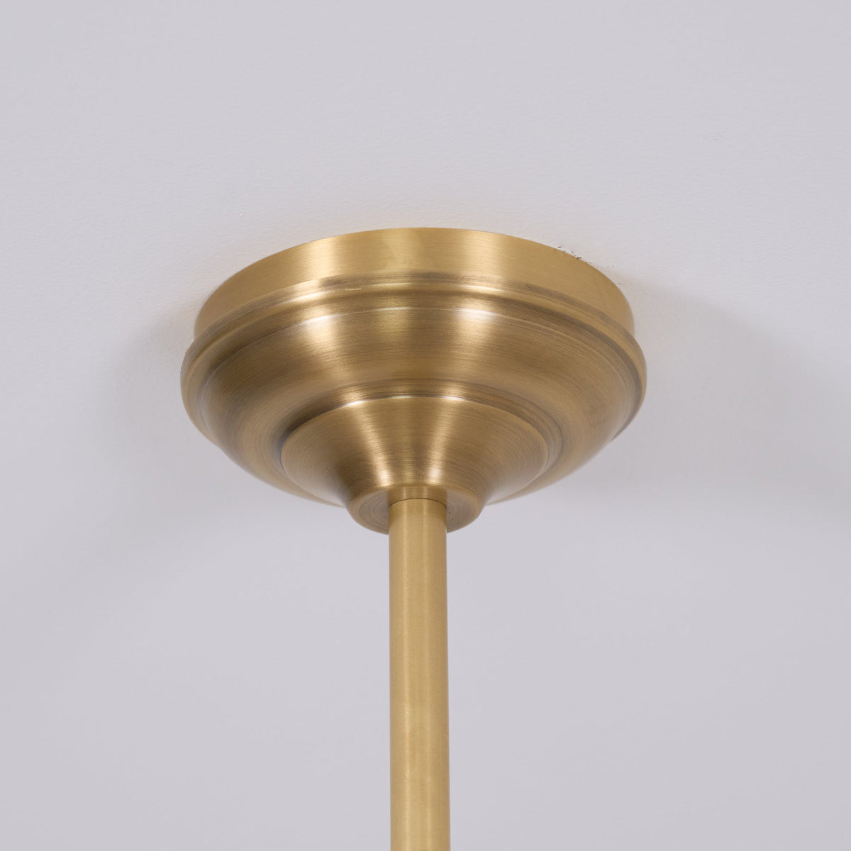 Lampa Wisząca Vintage z Dwiema Kloszami i Mosiężną Ramą