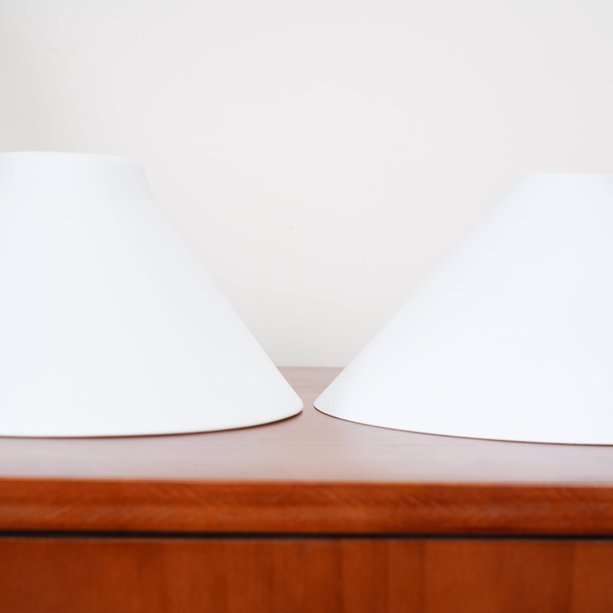 Lampa Wisząca Vintage z Dwiema Kloszami i Mosiężną Ramą
