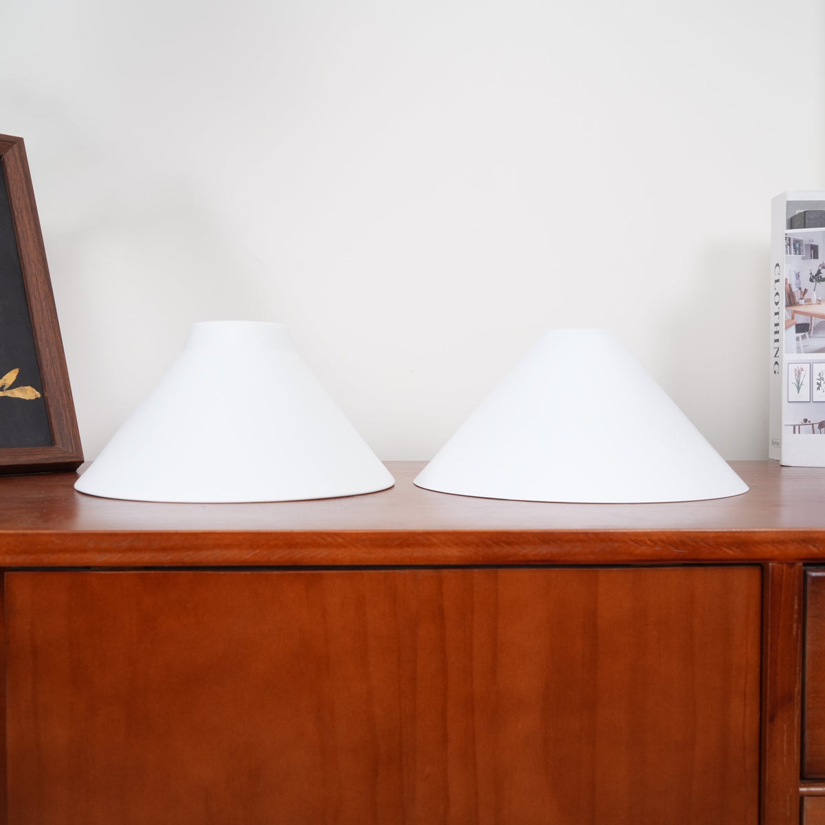 Lampa Wisząca Vintage z Dwiema Kloszami i Mosiężną Ramą