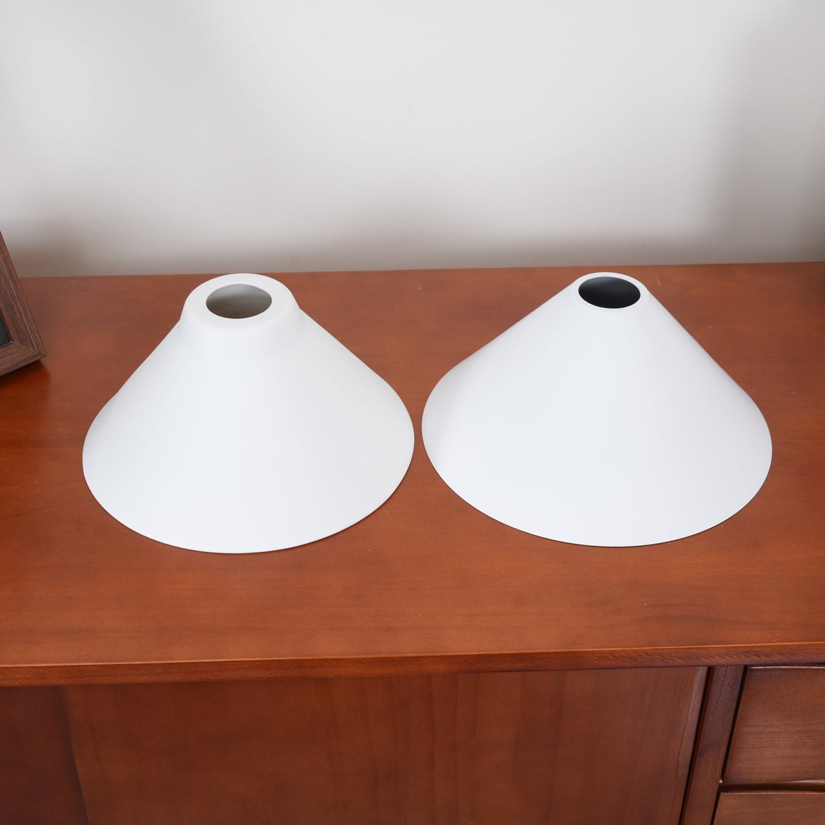 Lampa Wisząca Vintage z Dwiema Kloszami i Mosiężną Ramą