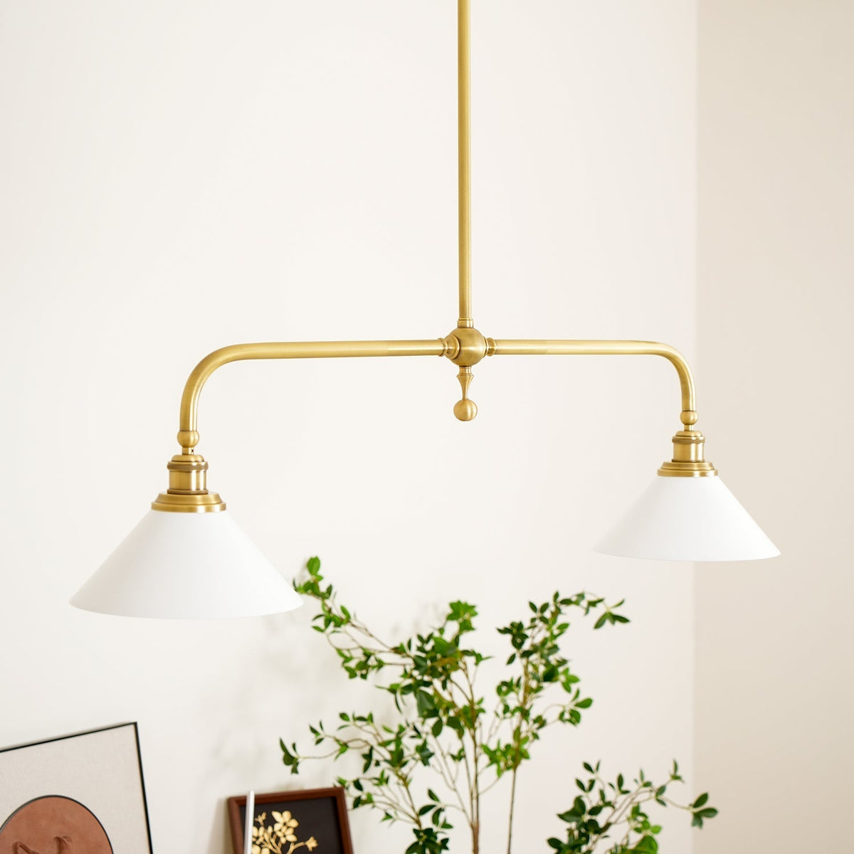 Lampa Wisząca Vintage z Dwiema Kloszami i Mosiężną Ramą