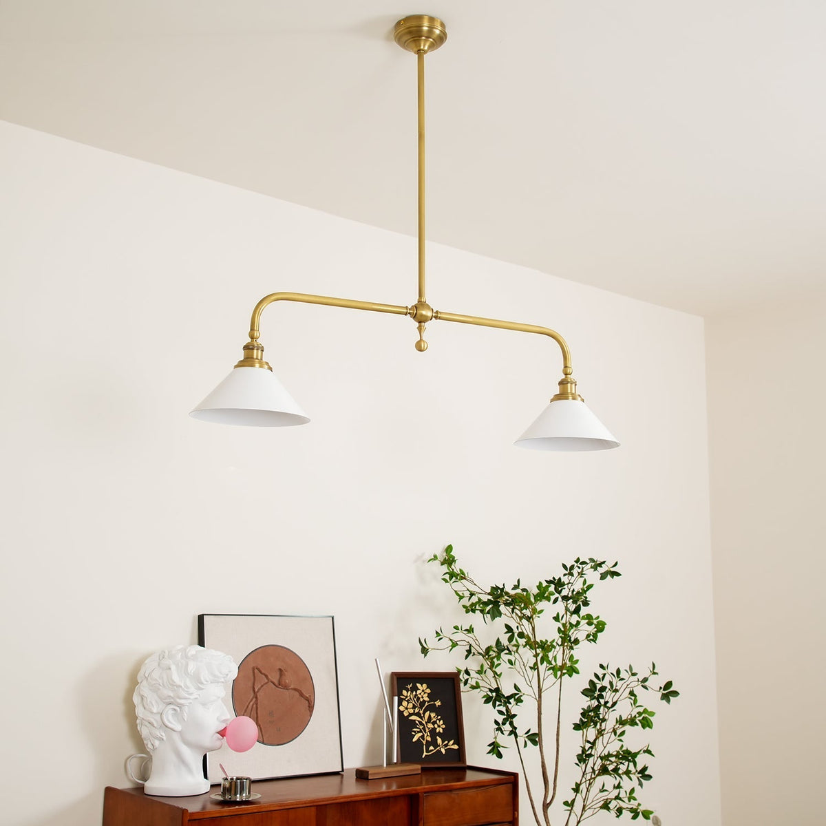 Lampa Wisząca Vintage z Dwiema Kloszami i Mosiężną Ramą