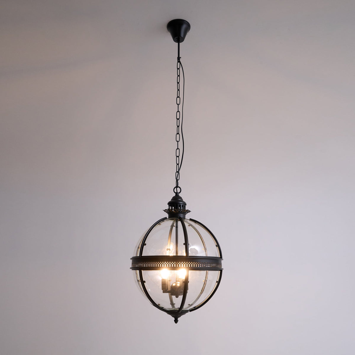 Lampa Wisząca Vintage z Okrągłym Kloszem Szklanym i Dekoracyjną Ramą