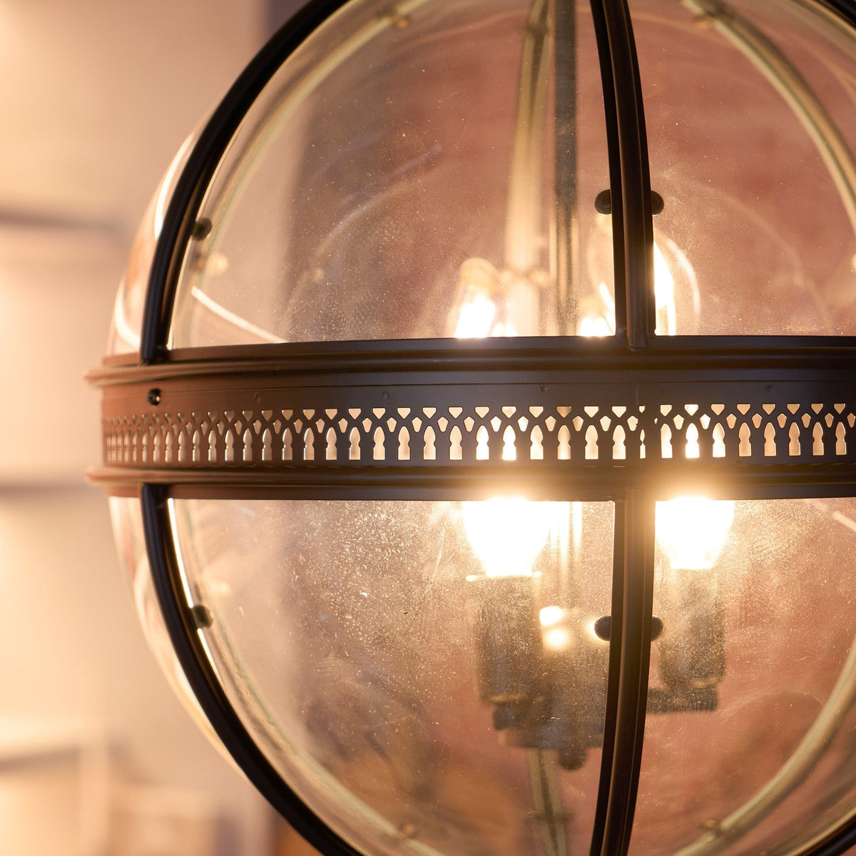 Lampa Wisząca Vintage z Okrągłym Kloszem Szklanym i Dekoracyjną Ramą