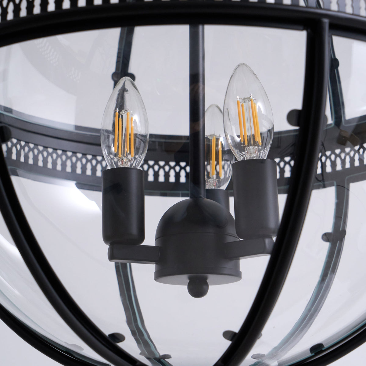 Lampa Wisząca Vintage z Okrągłym Kloszem Szklanym i Dekoracyjną Ramą