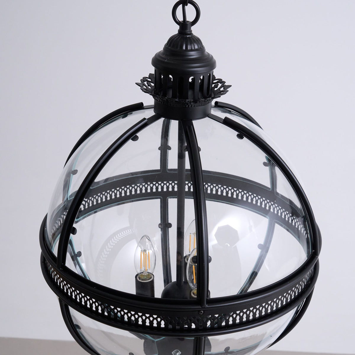 Lampa Wisząca Vintage z Okrągłym Kloszem Szklanym i Dekoracyjną Ramą
