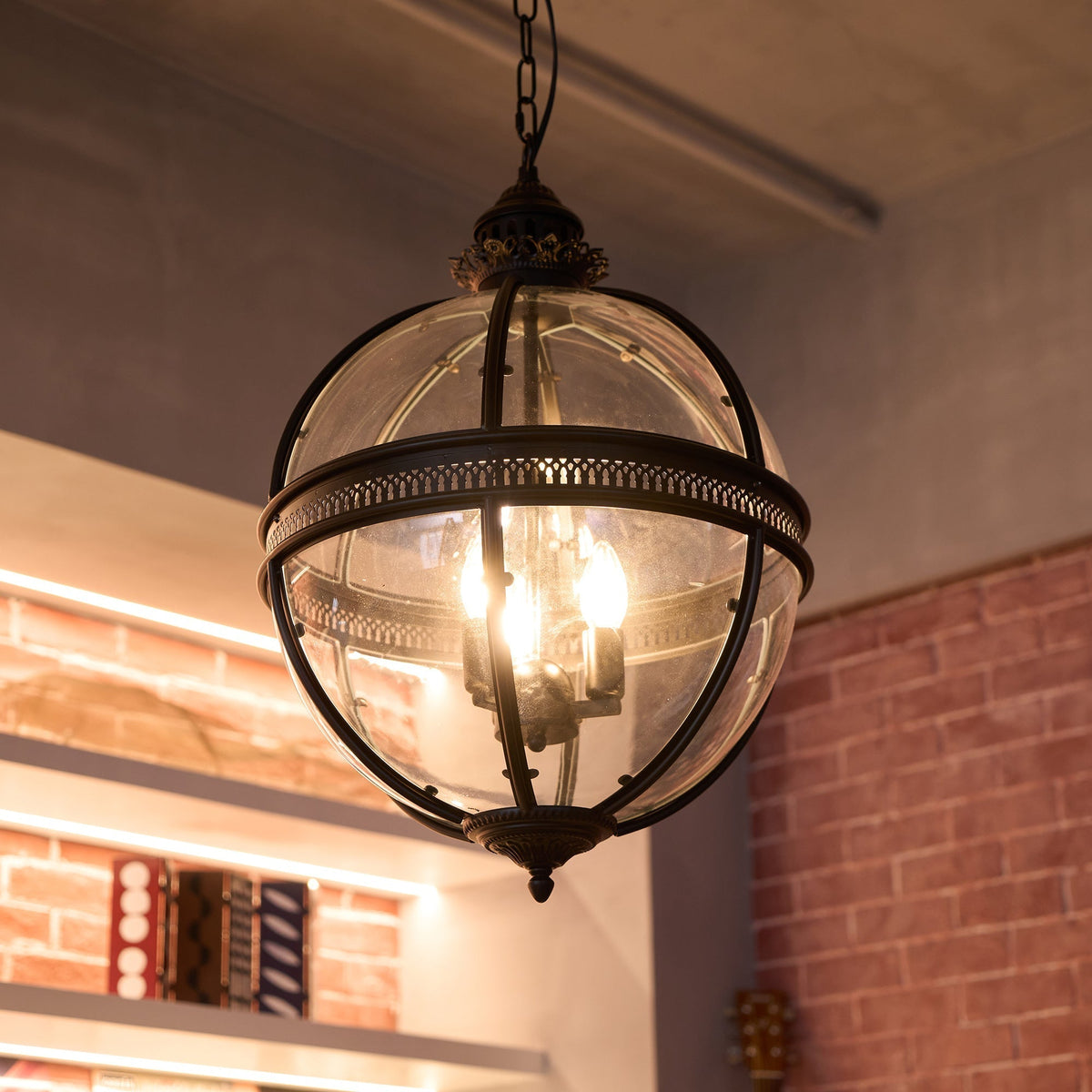 Lampa Wisząca Vintage z Okrągłym Kloszem Szklanym i Dekoracyjną Ramą