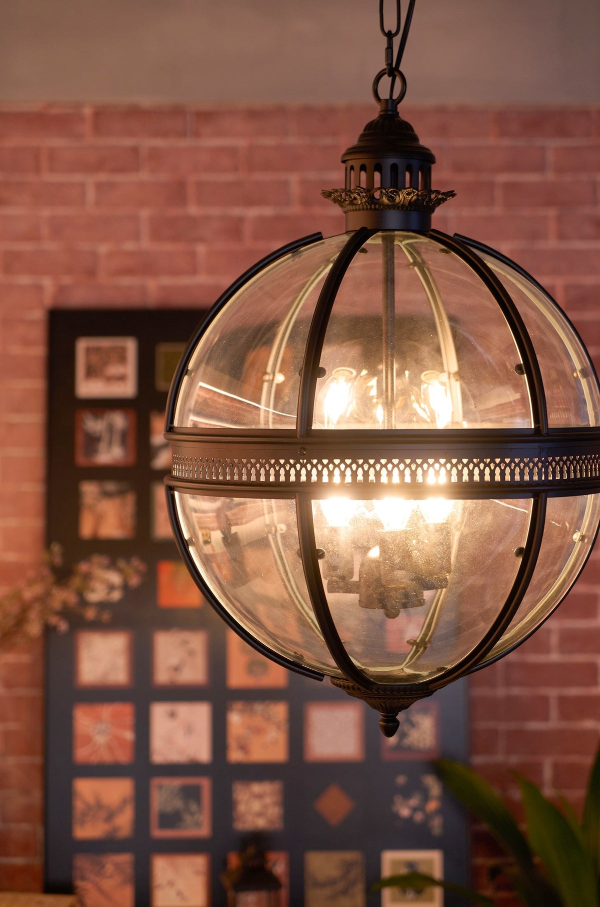 Lampa Wisząca Vintage z Okrągłym Kloszem Szklanym i Dekoracyjną Ramą