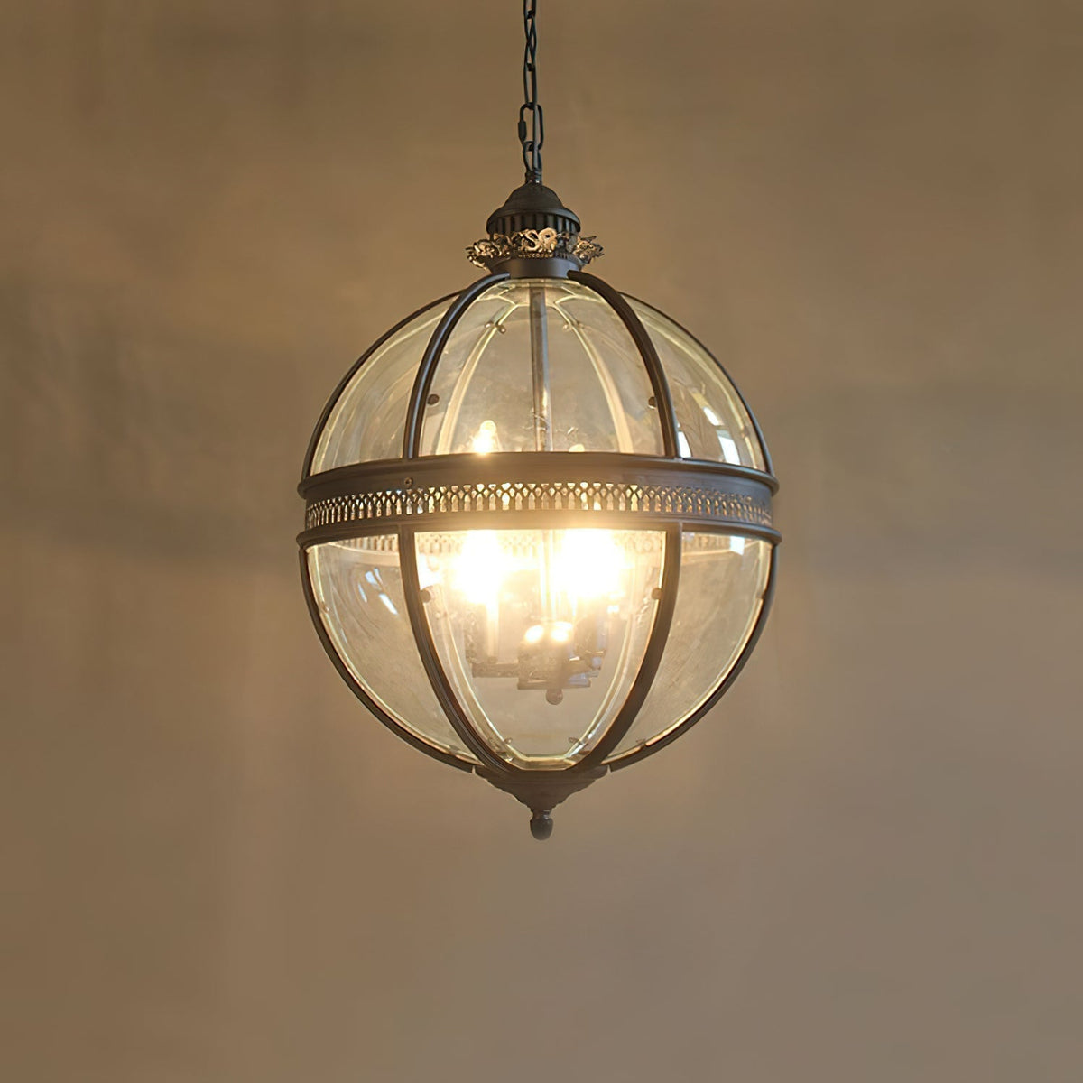 Lampa Wisząca Vintage z Okrągłym Kloszem Szklanym i Dekoracyjną Ramą