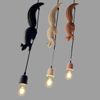 Lampa Wisząca z Figurką Wiewiórki Art Deco z Szyszką
