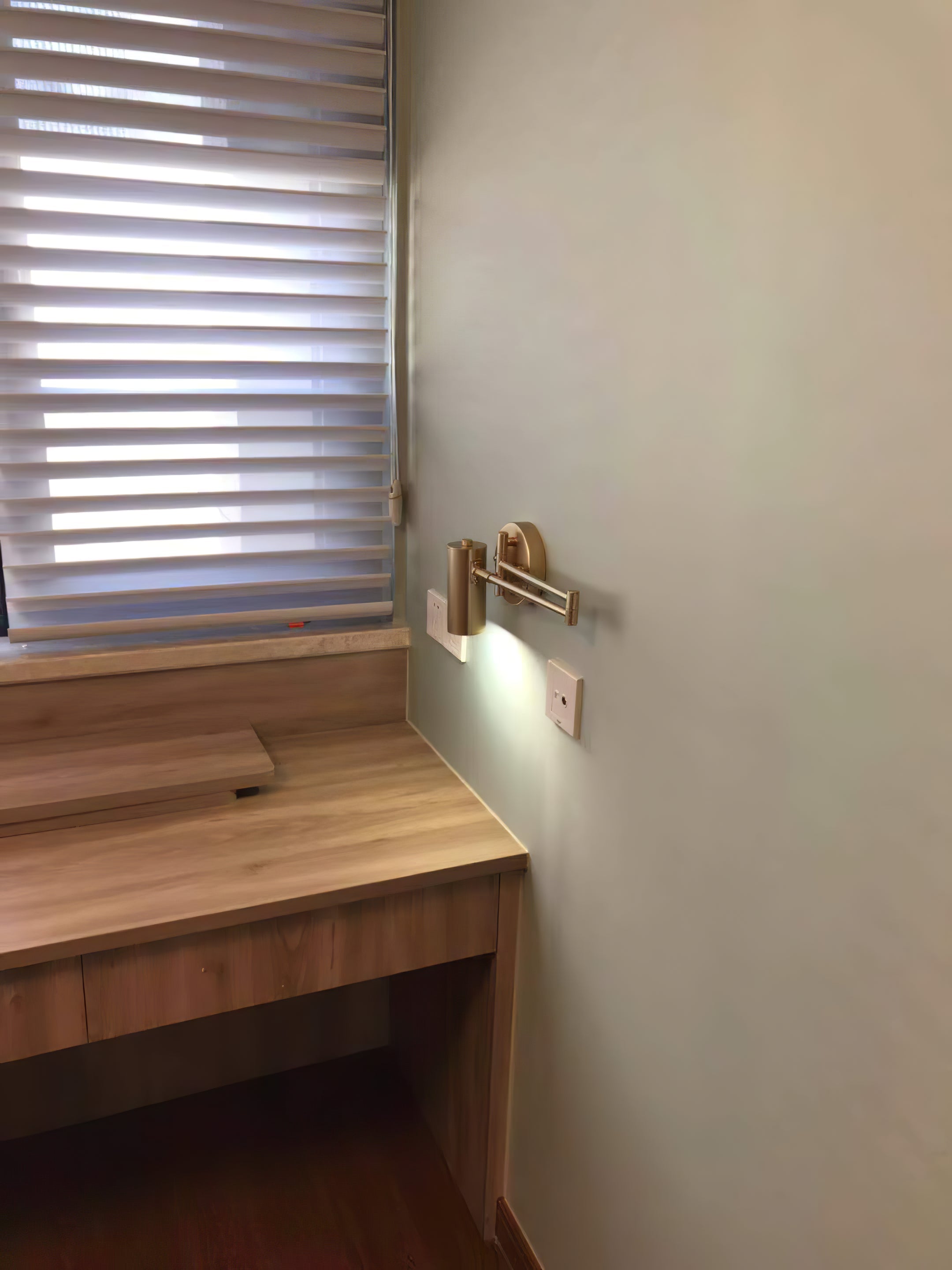 Nowoczesny Kinkiet z Regulowanym Ramieniem i Oświetleniem LED