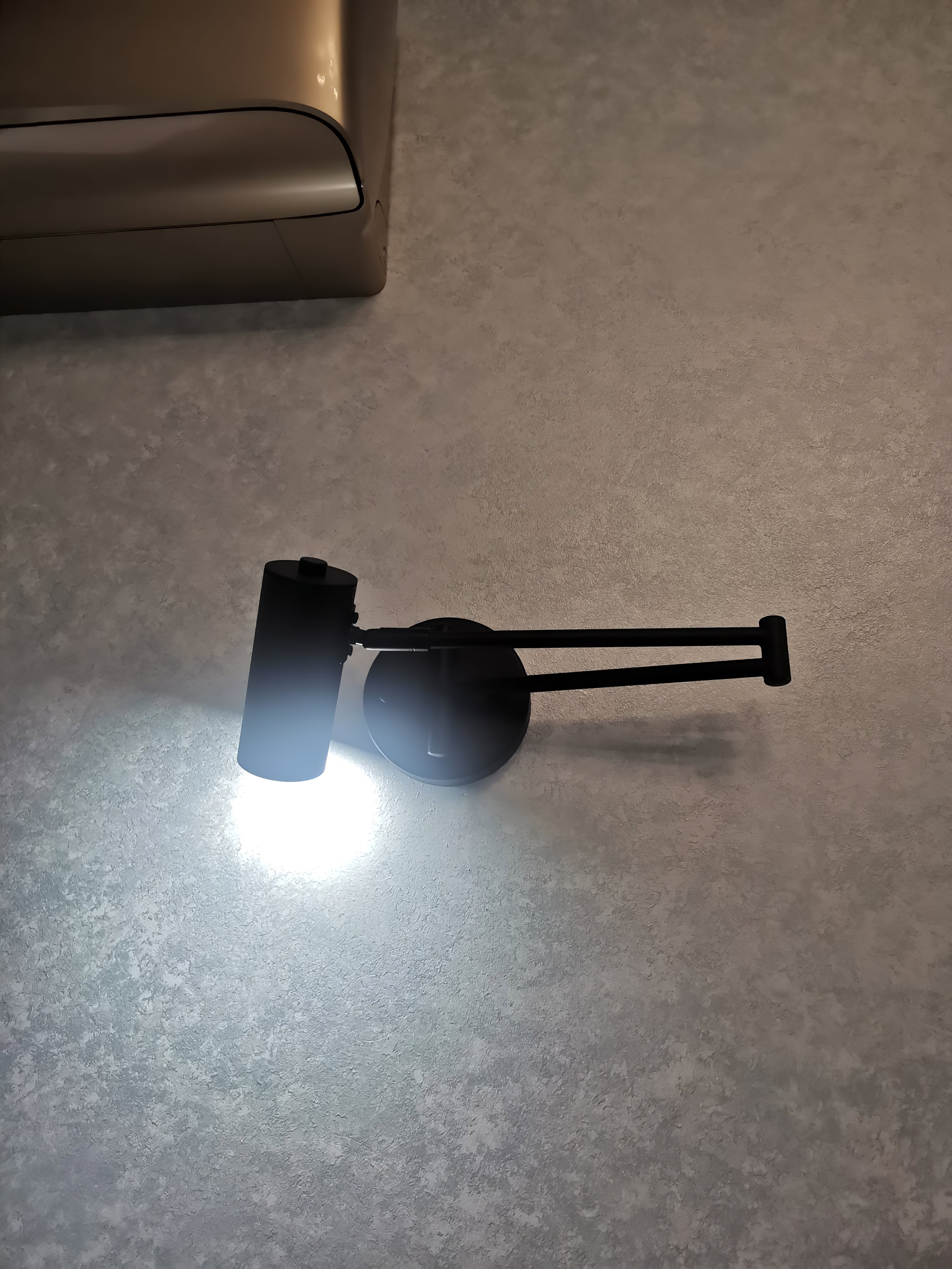 Nowoczesny Kinkiet z Regulowanym Ramieniem i Oświetleniem LED