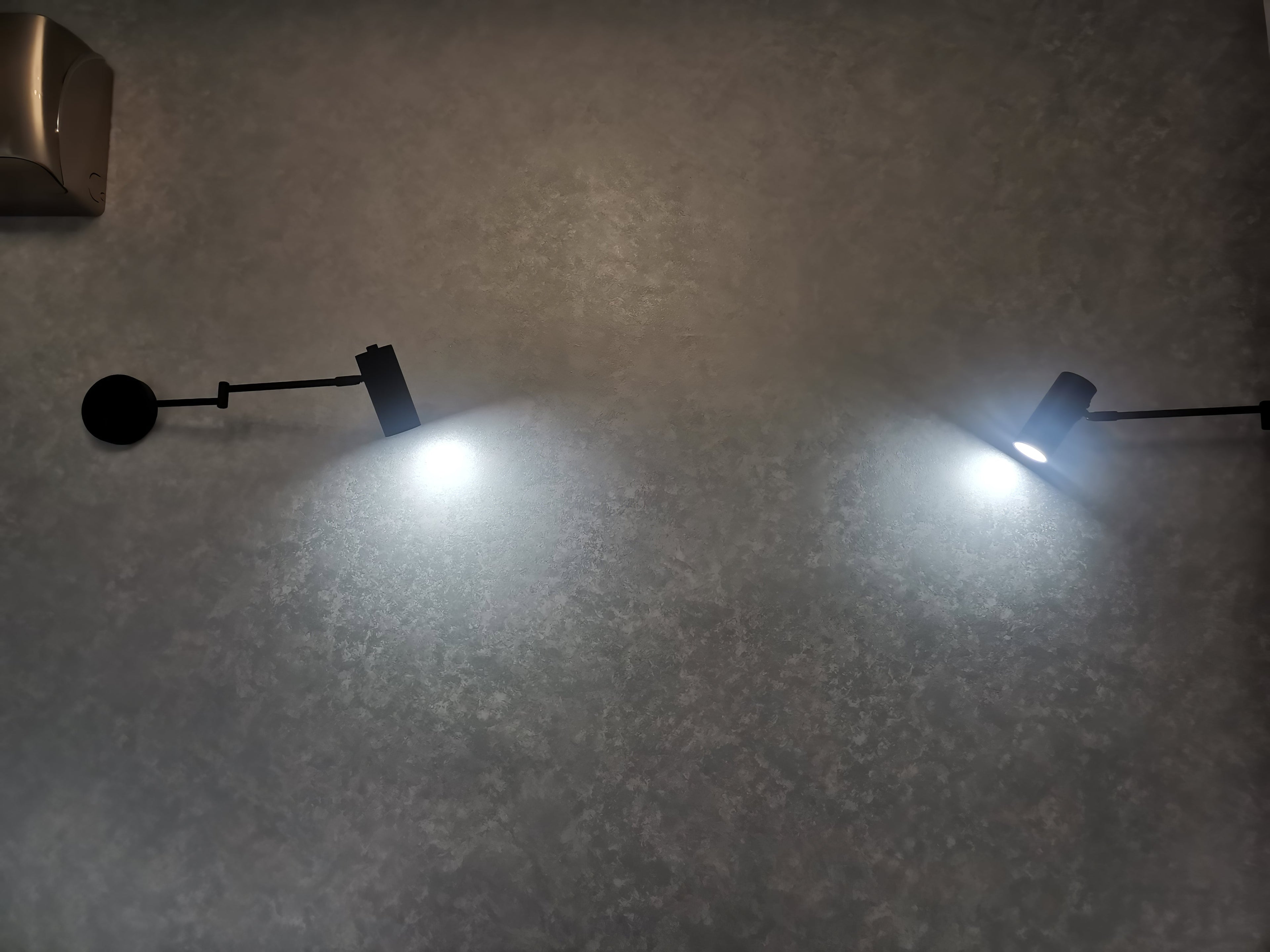 Nowoczesny Kinkiet z Regulowanym Ramieniem i Oświetleniem LED