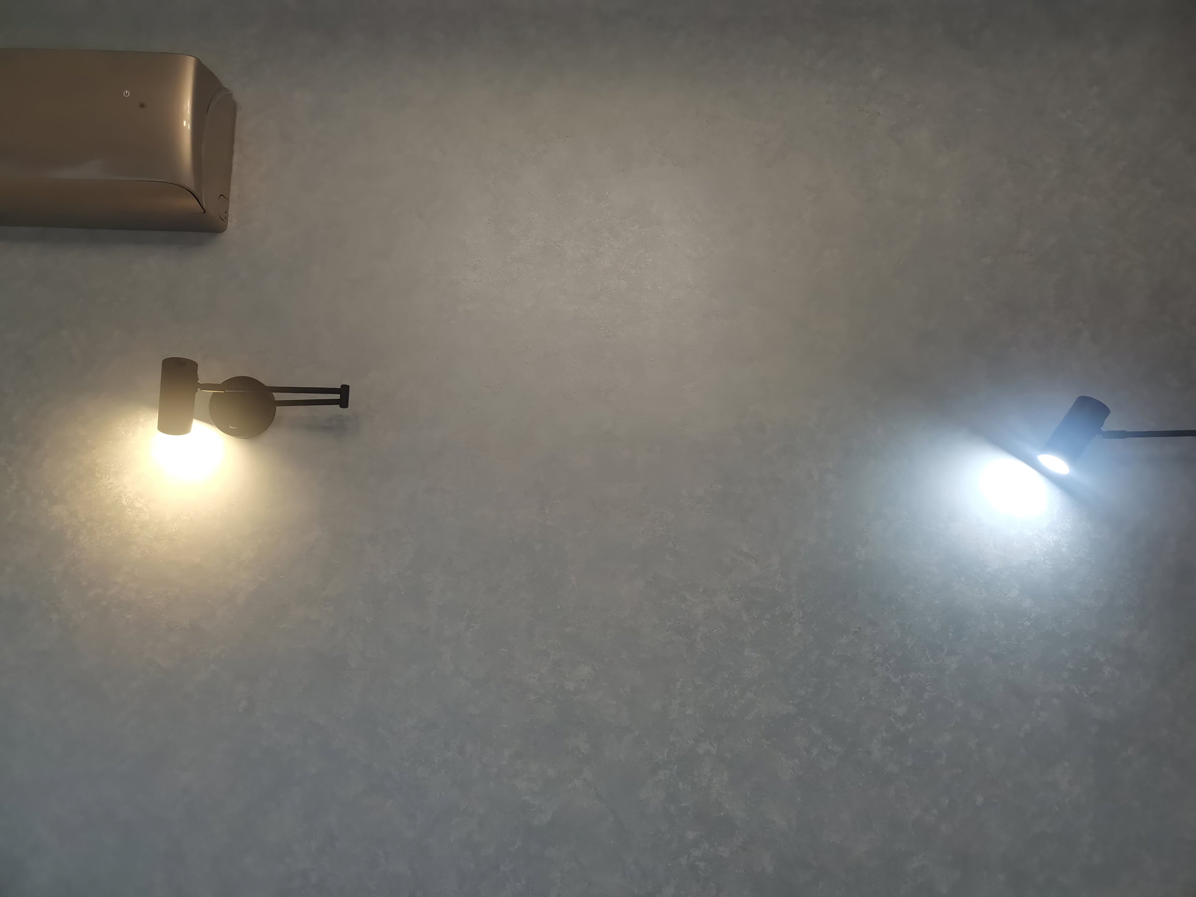 Nowoczesny Kinkiet z Regulowanym Ramieniem i Oświetleniem LED