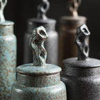 Pojemnik na Herbatę Ceramiczny z Rzeźbioną Pokrywką w Stylu Wabi-Sabi