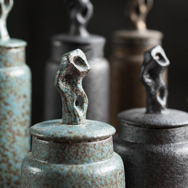 Pojemnik na Herbatę Ceramiczny z Rzeźbioną Pokrywką w Stylu Wabi-Sabi