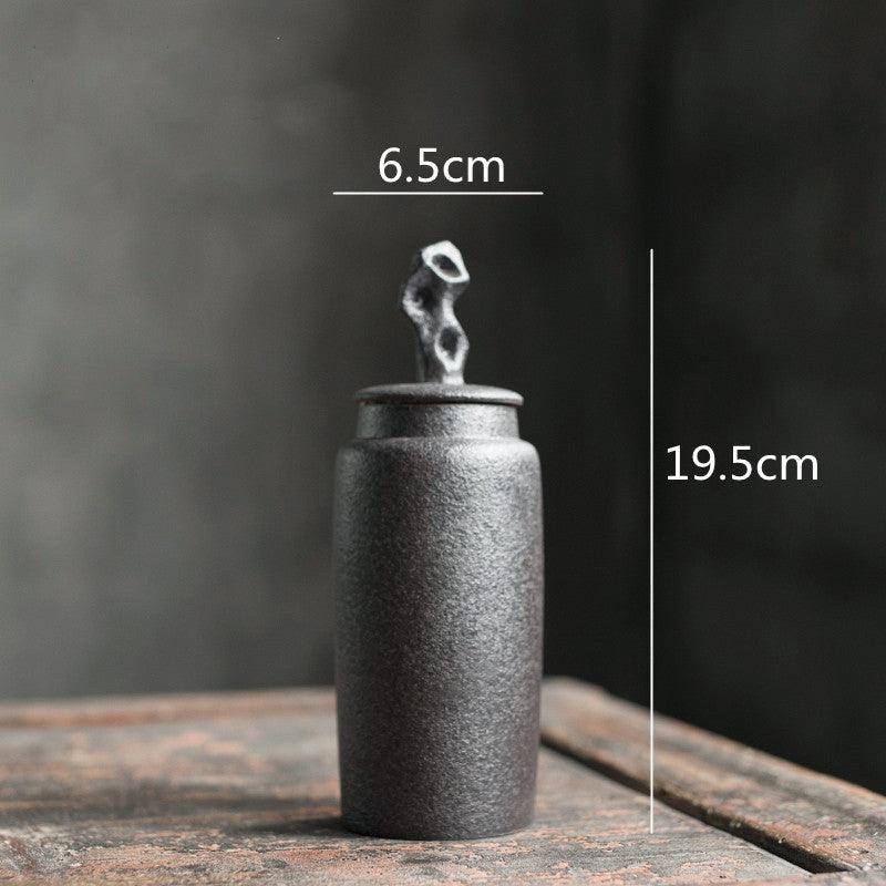 Pojemnik na Herbatę Ceramiczny z Rzeźbioną Pokrywką w Stylu Wabi-Sabi