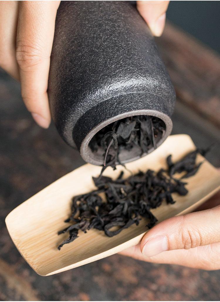 Pojemnik na Herbatę Ceramiczny z Rzeźbioną Pokrywką w Stylu Wabi-Sabi