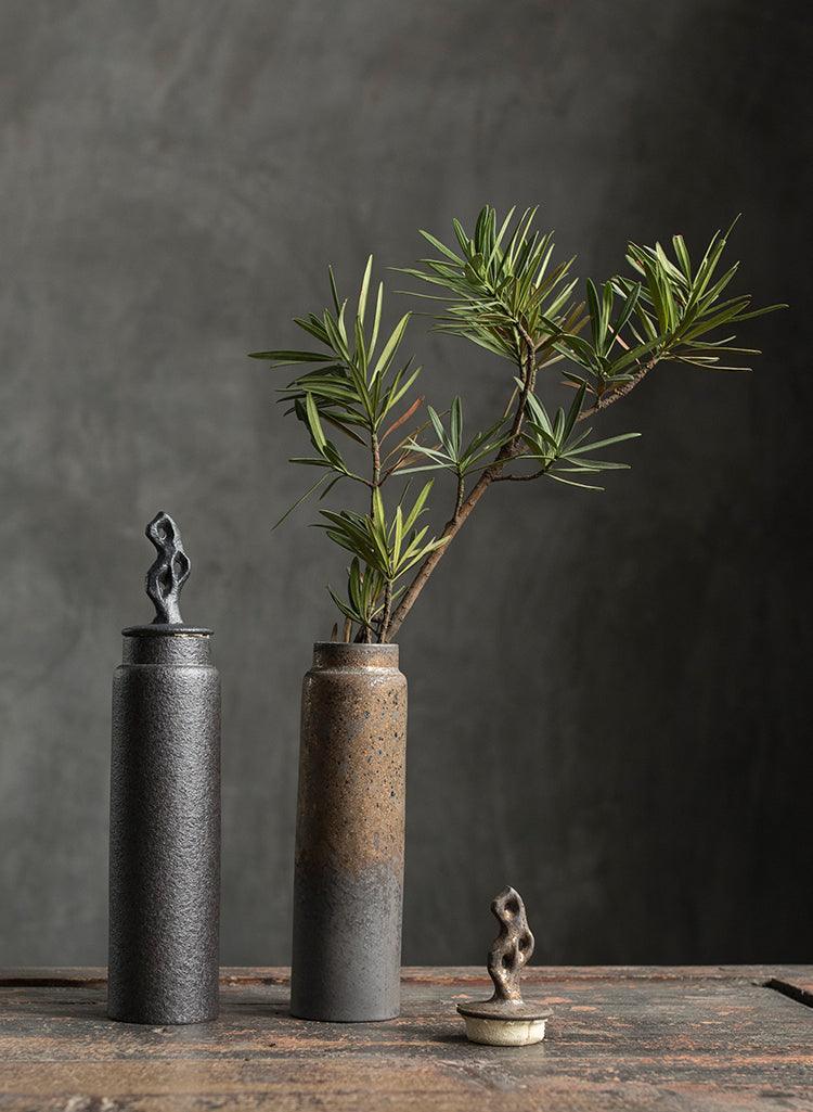 Pojemnik na Herbatę Ceramiczny z Rzeźbioną Pokrywką w Stylu Wabi-Sabi