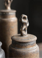 Pojemnik na Herbatę Ceramiczny z Rzeźbioną Pokrywką w Stylu Wabi-Sabi