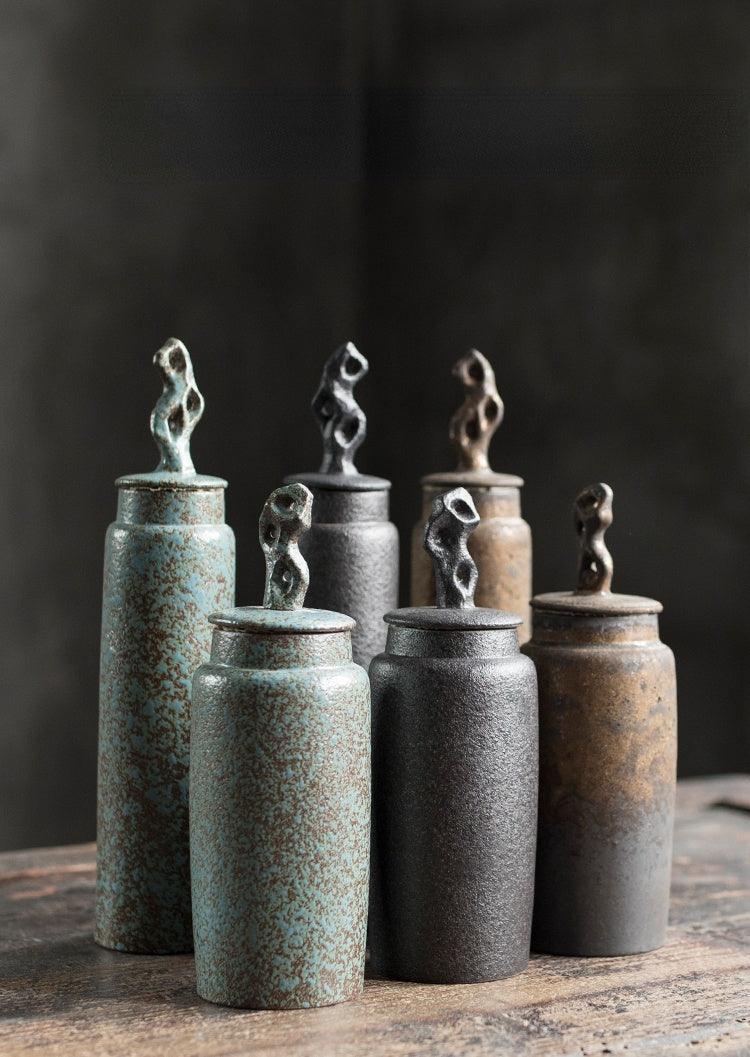 Pojemnik na Herbatę Ceramiczny z Rzeźbioną Pokrywką w Stylu Wabi-Sabi